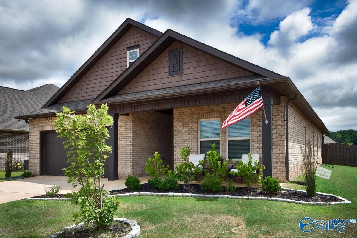 Property Photo:  502 Short Row Circle  AL 35756 