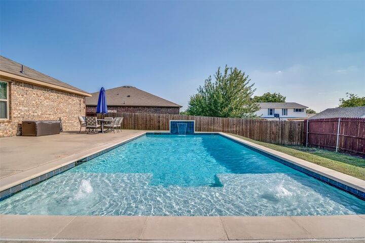 Property Photo: 1213 Houston Place TX 75189
