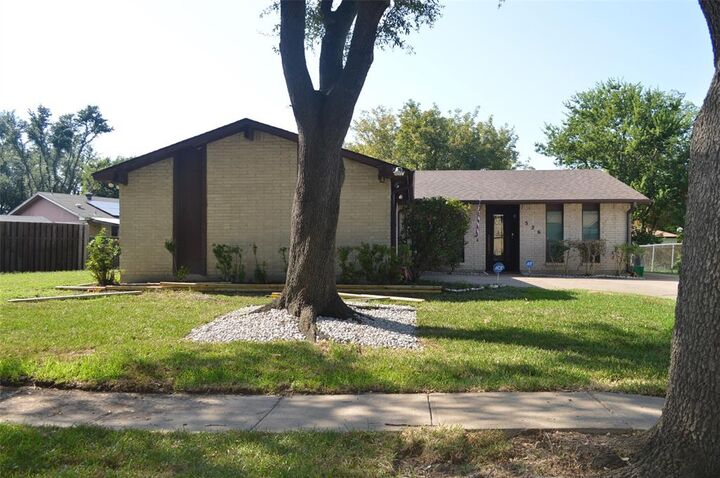 Property Photo: 326 E Ferndale Lane TX 75052