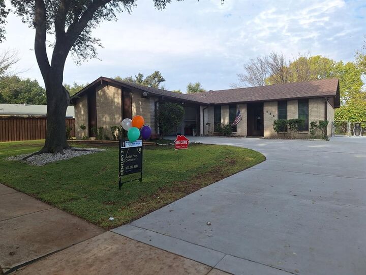 Property Photo: 326 E Ferndale Lane TX 75052