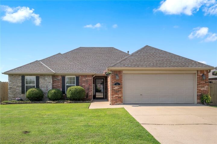 Property Photo: 114 E Southpointe Avenue AR 72758
