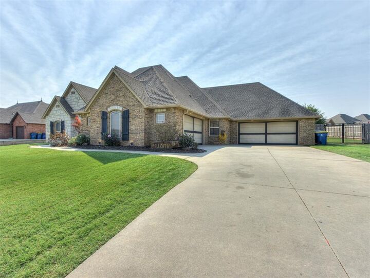Property Photo:  886 Silver Chase Drive  OK 73020 