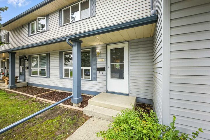 Property Photo:  142 Woodmont Terrace SW  AB T2W 4Z4 