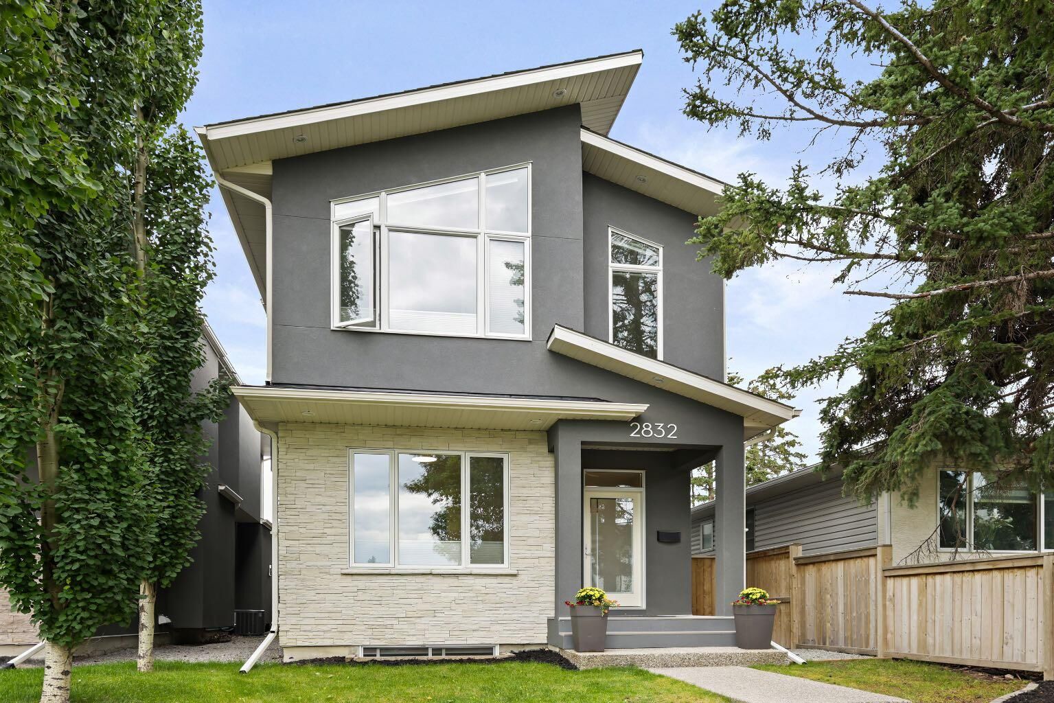 Property Photo:  2832 42 Street SW  AB T3E 3M1 