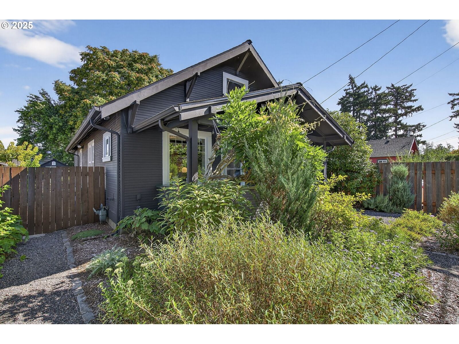 Property Photo:  5423 SE Insley St  OR 97206 