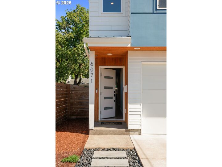 Property Photo:  6071 SE Lexington St  OR 97206 