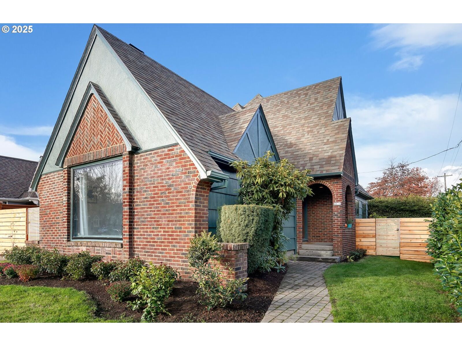Property Photo:  4621 NE Royal Ct  OR 97213 