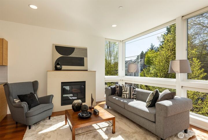 Property Photo:  1142  10th Avenue E A  WA 98102 