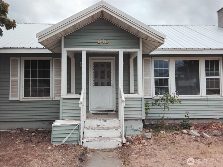 Property Photo:  910  Dogwood Street  WA 98844 