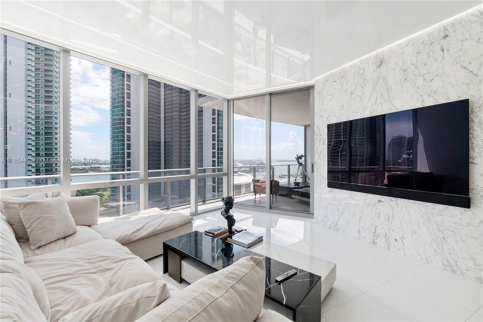 Property Photo: 851 NE 1st Ave 2203 FL 33132