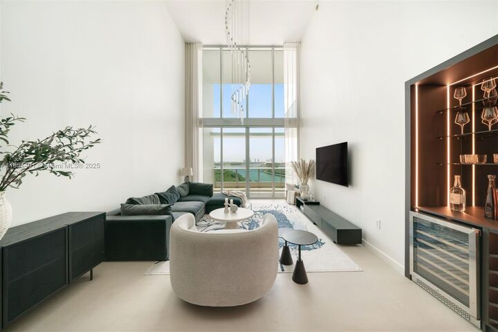 Property Photo:  900 Biscayne Blvd 905  FL 33132 