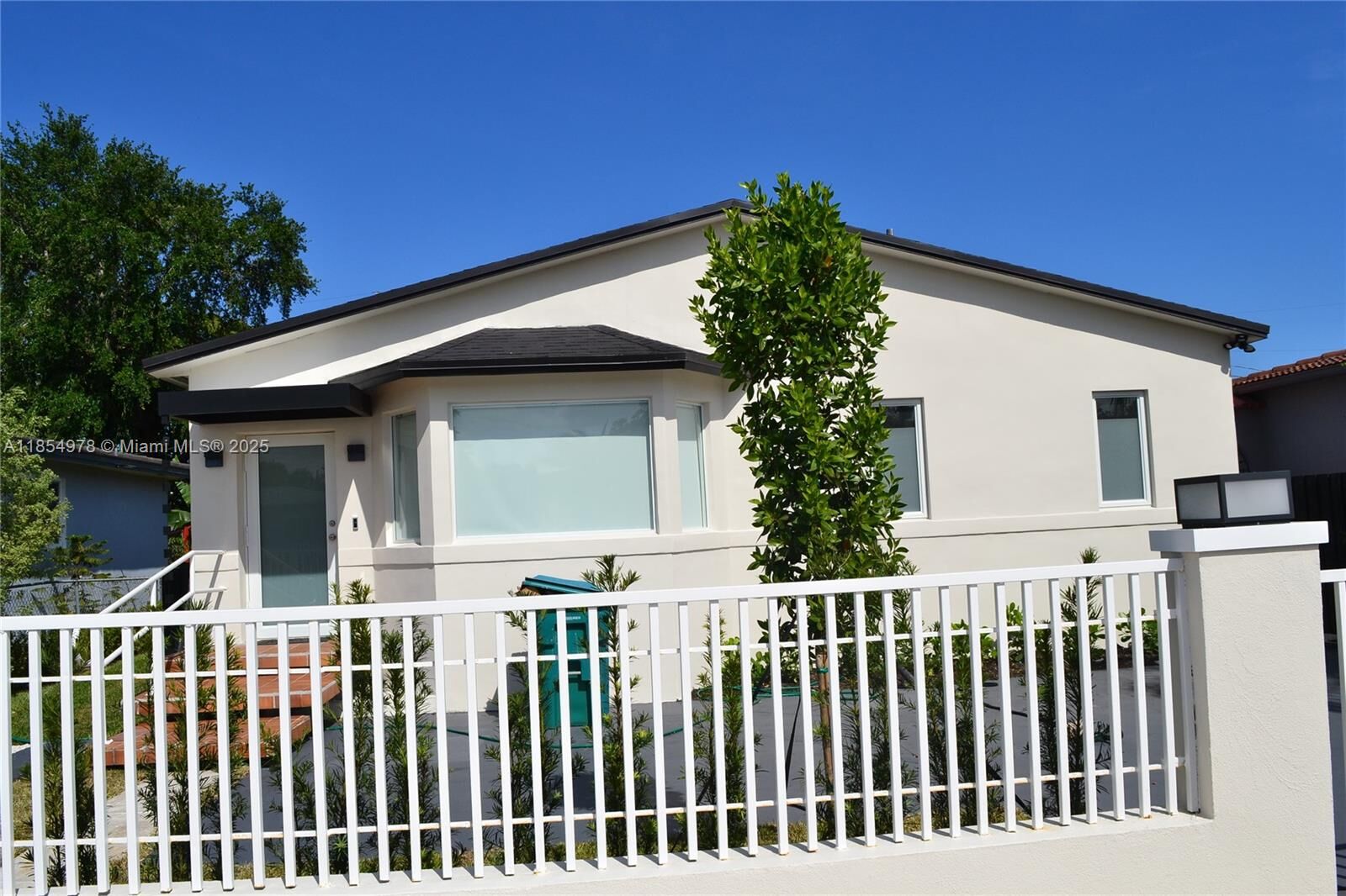 Property Photo: 621 SW 60th Ct 1 FL 33144