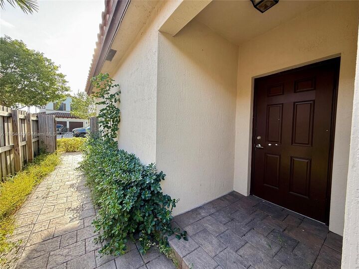 Property Photo:  515 SE 35th Ave 515B  FL 33033 