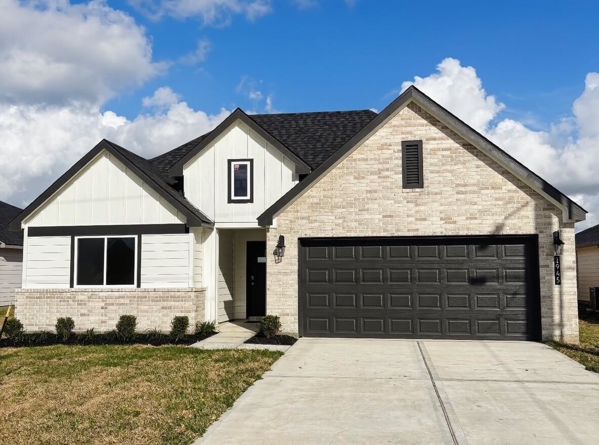 Property Photo:  1945 Hamilton  TX 77629 