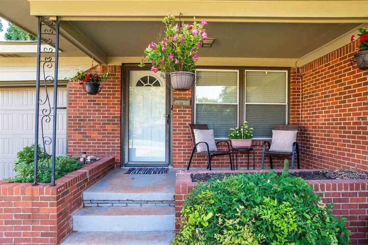 Property Photo: 914 W Preston Avenue OK 74075