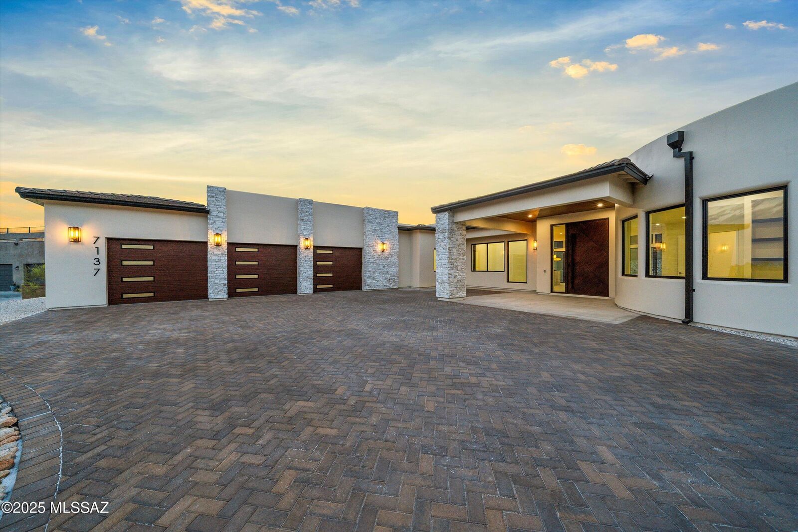 Property Photo: 7137 N Thunderhead Drive AZ 85718