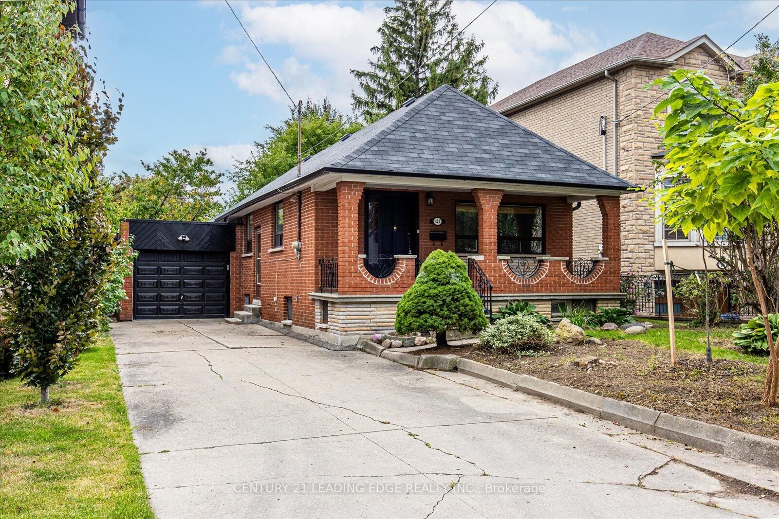 Photo de la propriété:  127 Glen Park Avenue  ON M6B 2C6