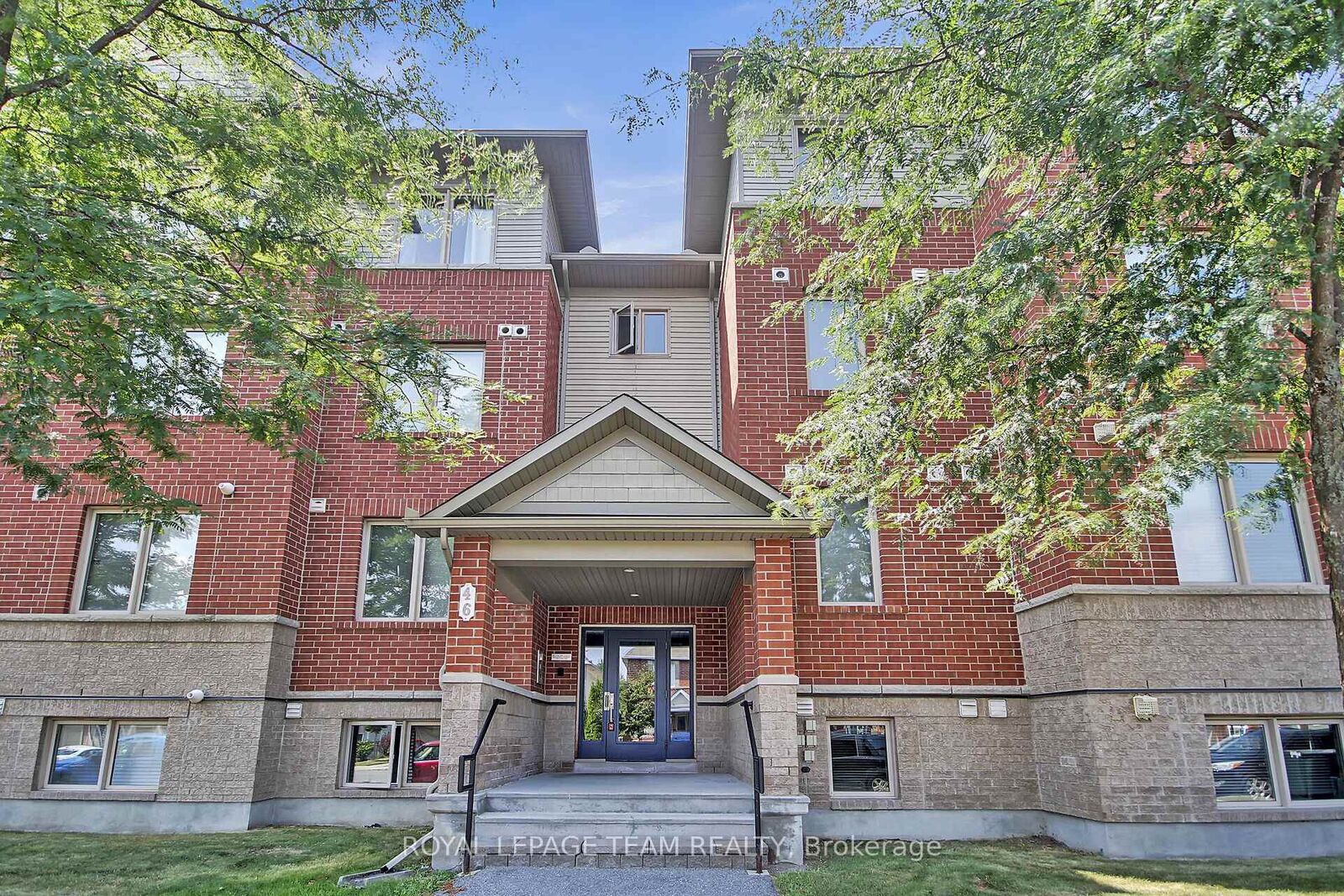 Property Photo: 46 Barnstone Drive 5 ON K2G 4R6