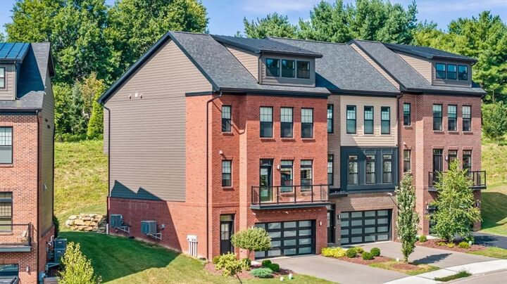 Property Photo: 423 Magnolia Dr PA 15367