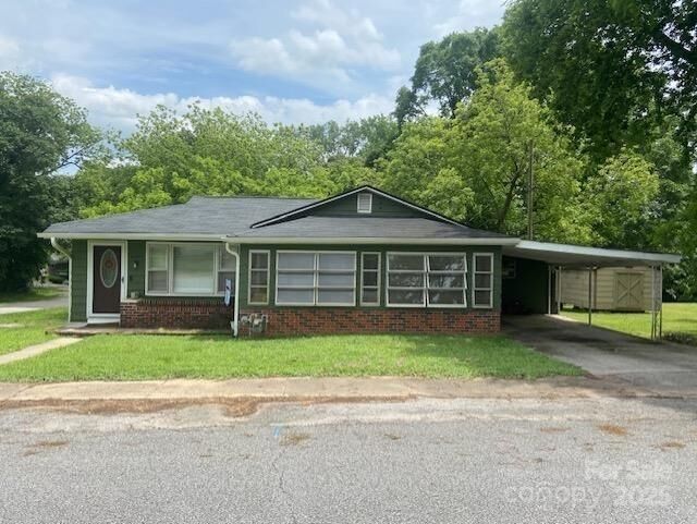 Property Photo:  1001 S Johnson Street  SC 29340 