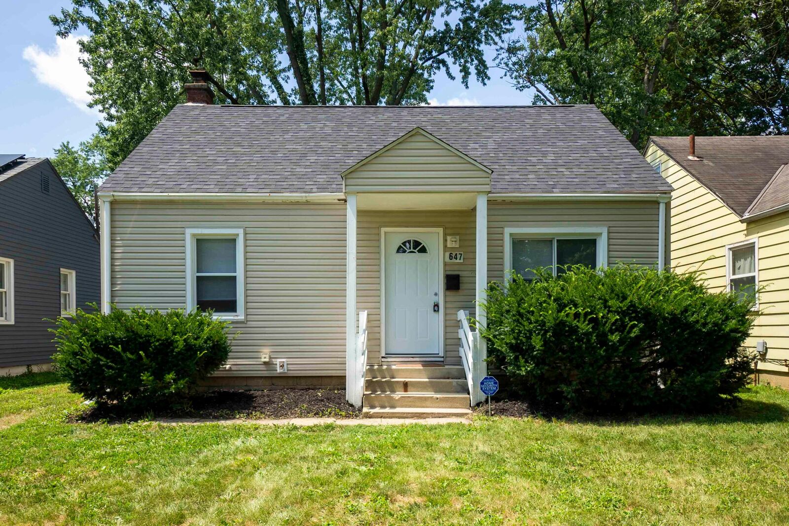 Property Photo:  647 S Napoleon Avenue  OH 43213 