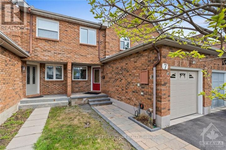 Property Photo: 7 Robarts Crescent ON K2L 3Z6