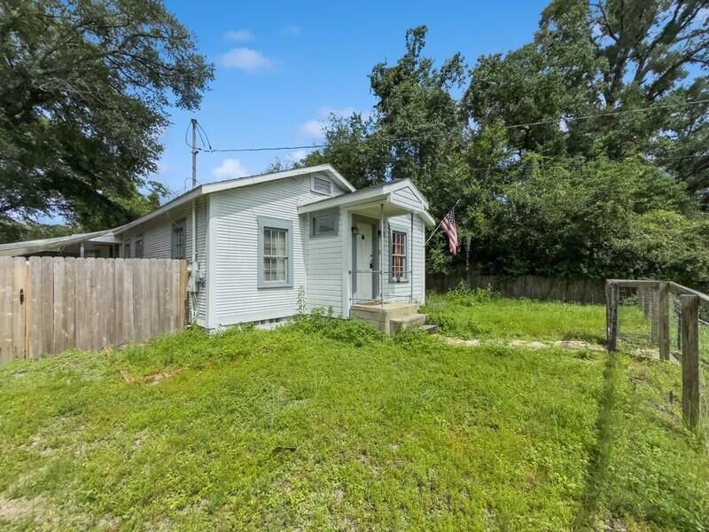 Property Photo: 383 N Booker Street FL 32536