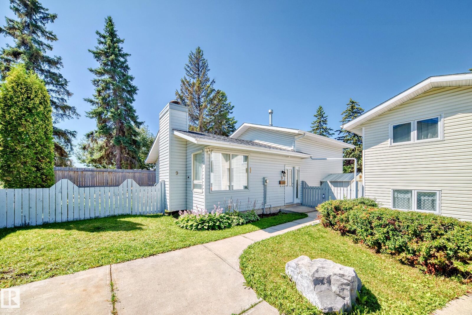 Property Photo: 9 Wellington Crescent AB T7X 1K6