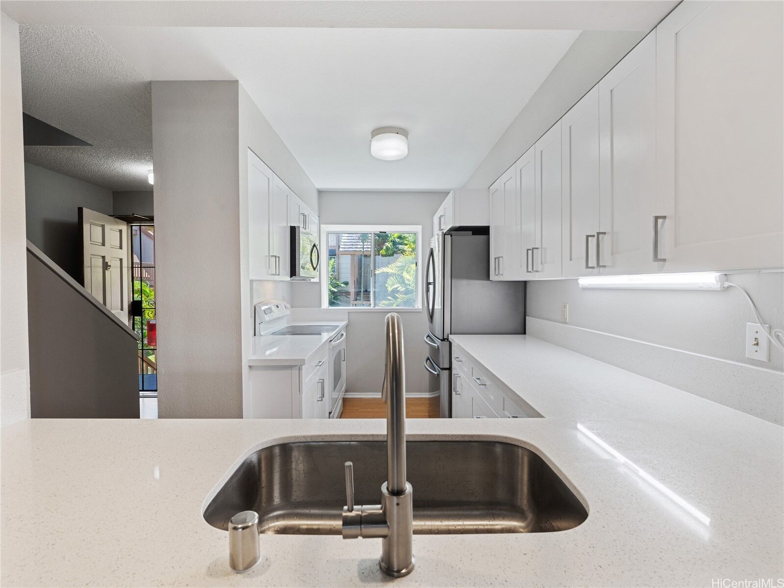 Property Photo: 98-941 Moanalua Road 403 HI 96701