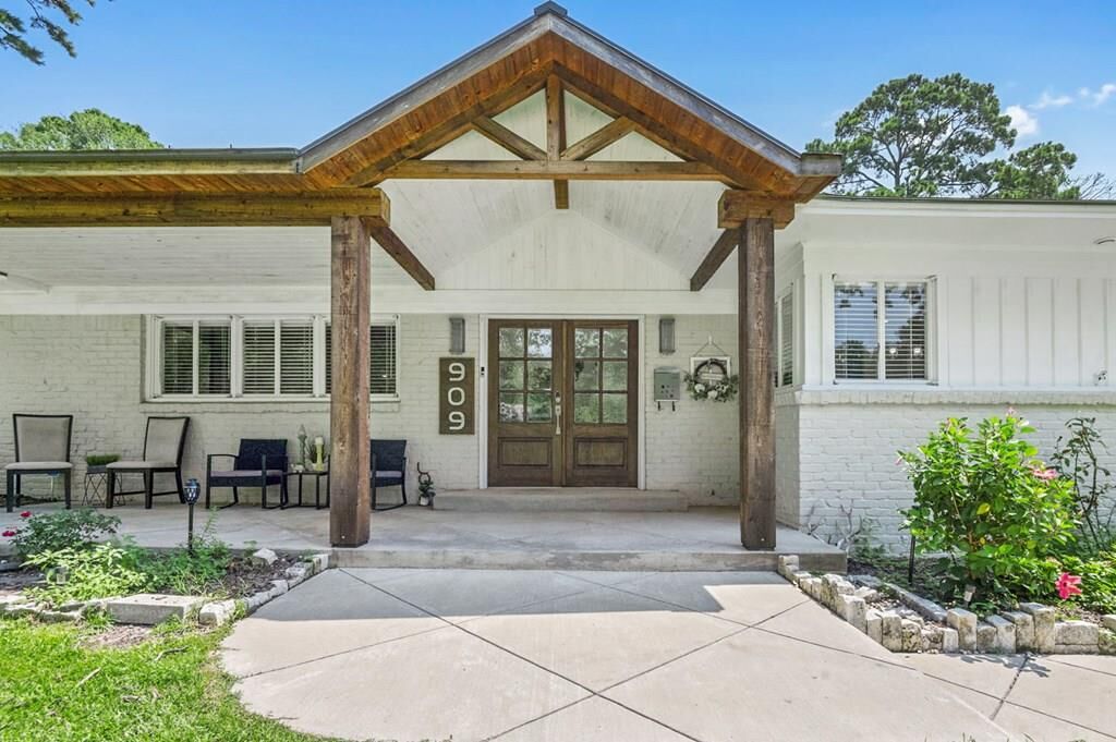 Property Photo: 909 Covington Drive TX 75904