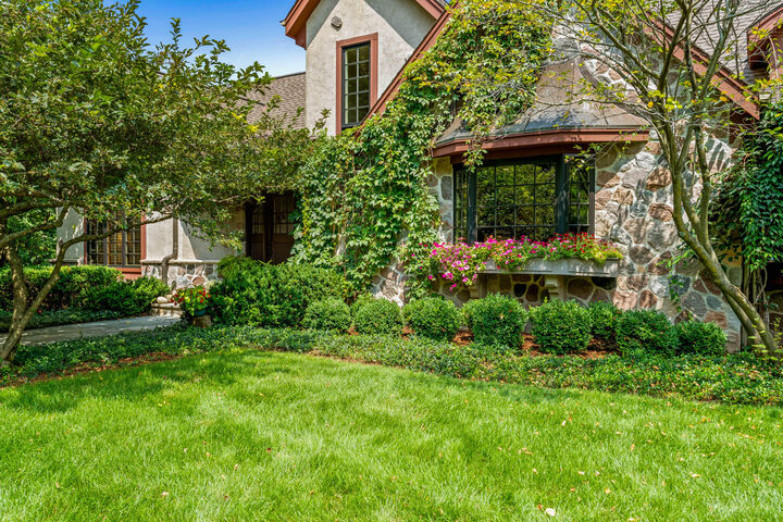 Property Photo:  W330n247 Kettle Moraine Dr  WI 53018 