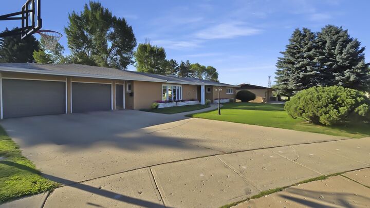 Property Photo: 1822 SW 8th St ND 58701