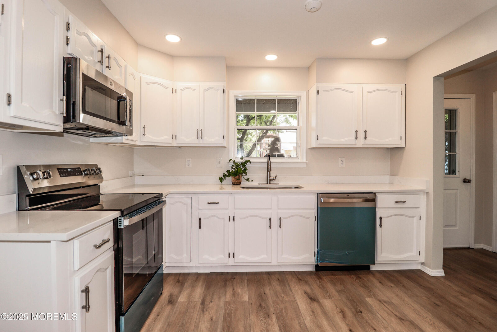 Property Photo:  8 Benjamin Franklin Drive 8E  NJ 08831 