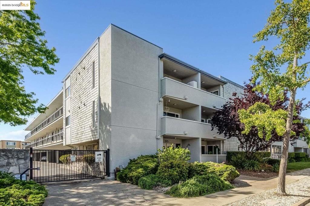 Property Photo:  325 Kitty Hawk Rd Unit 207  CA 94501 
