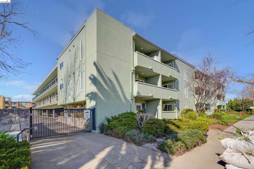 Property Photo:  325 Kitty Hawk Rd Unit 207  CA 94501 
