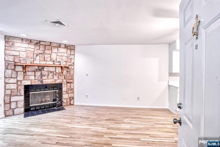 Property Photo:  41 Fairmount Avenue 17B  NJ 07601 