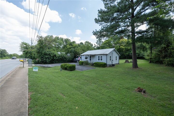 Property Photo: 1722 N Gregg Avenue AR 72703