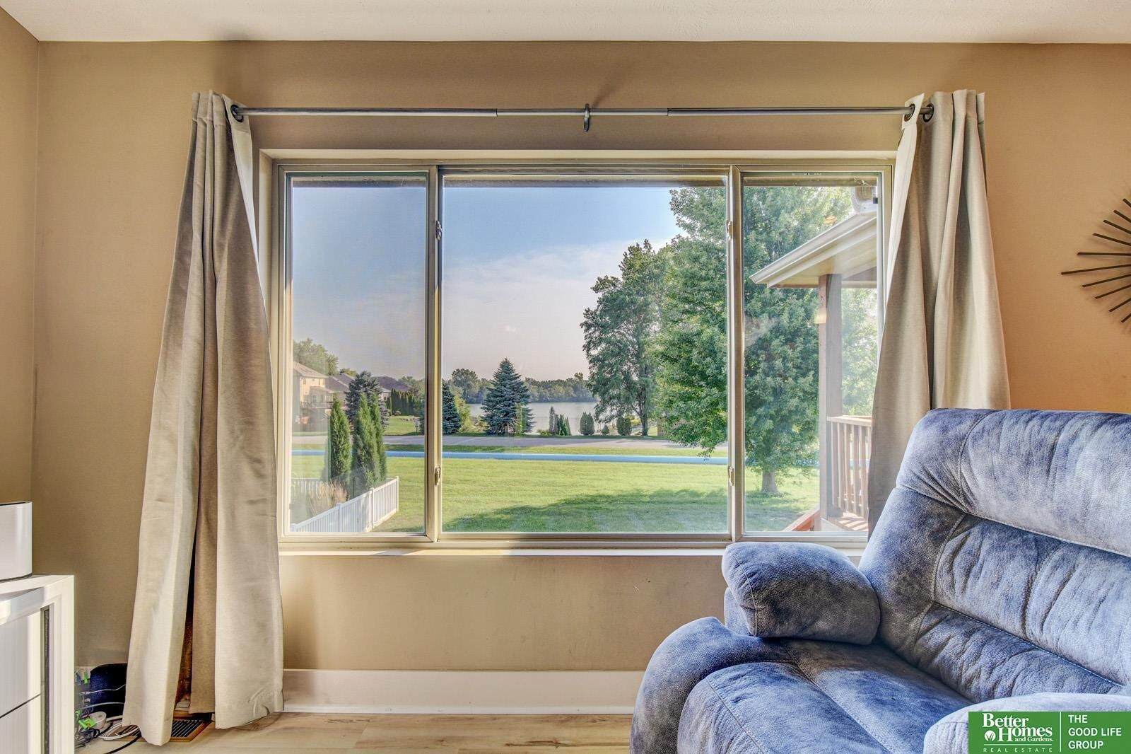 Property Photo: 2912 Lakeside Drive NE 68048