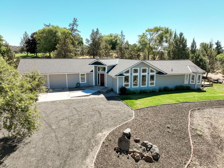Property Photo: 705 NE Chapel Street OR 97741