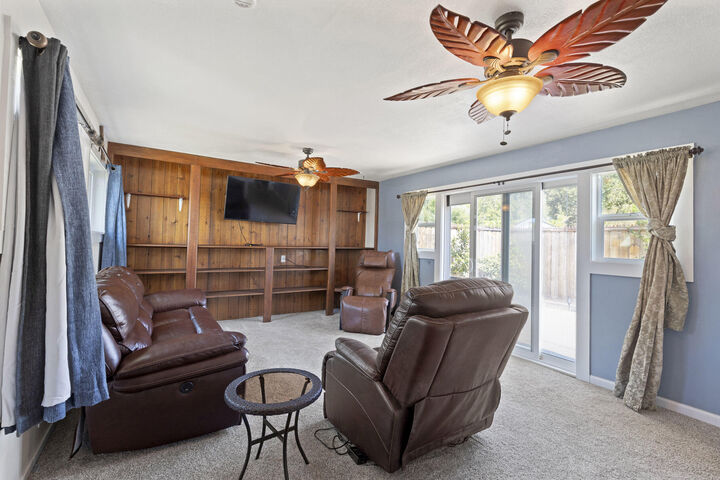 Property Photo: 929 NE 9th Street OR 97526
