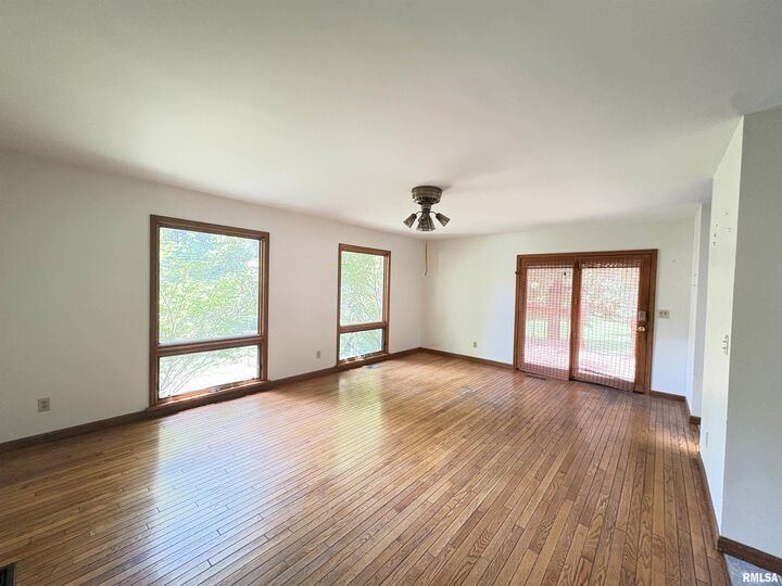 Property Photo: 400 S Oakland Avenue IL 62901