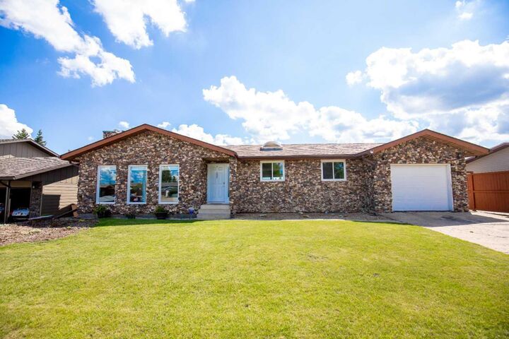 Property Photo: 5821 45 Avenue AB T4L 1M6