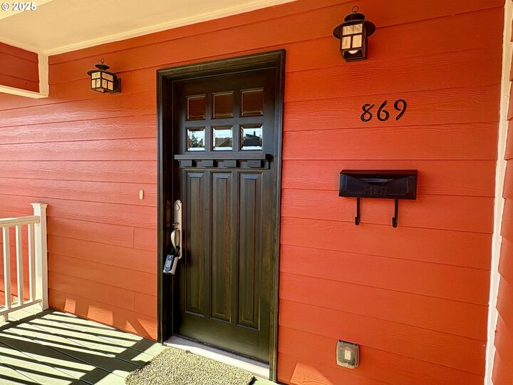 Property Photo:  869 N Collier St  OR 97423