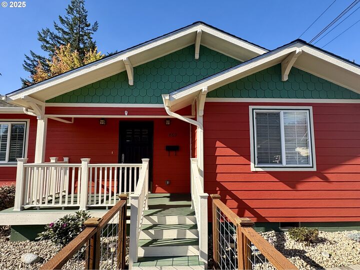 Property Photo: 869 N Collier St OR 97423