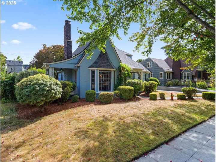 Property Photo: 4520 NE Royal Ct OR 97213