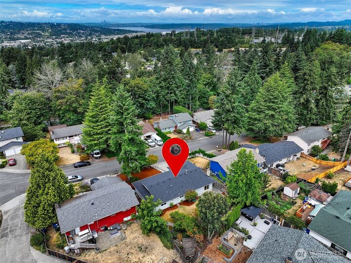 Property Photo:  2022  Aberdeen Place SE  WA 98055 