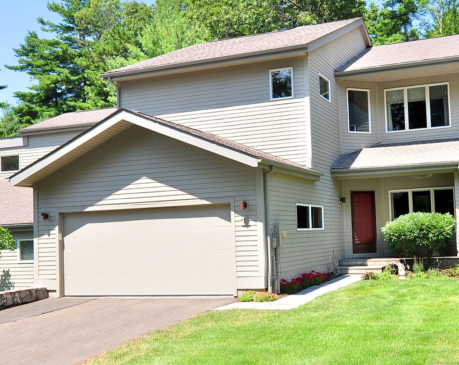 Property Photo: 11 Templeton Court 11 CT 06001