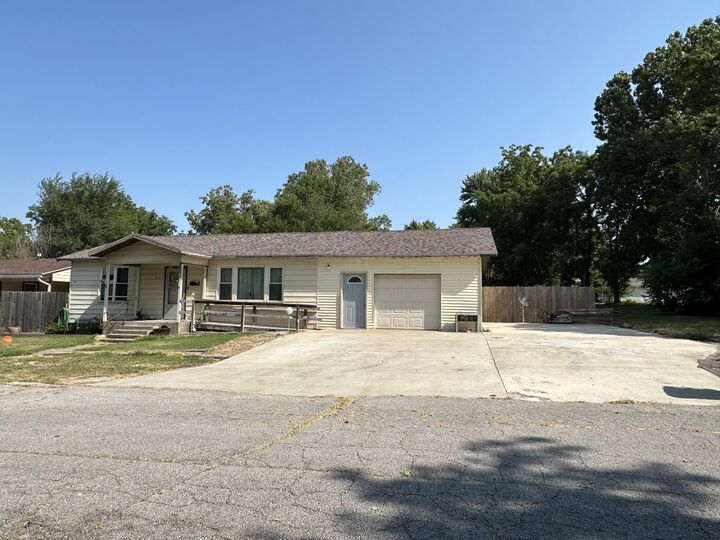 111 W Lee Street  Aurora MO 65605 photo