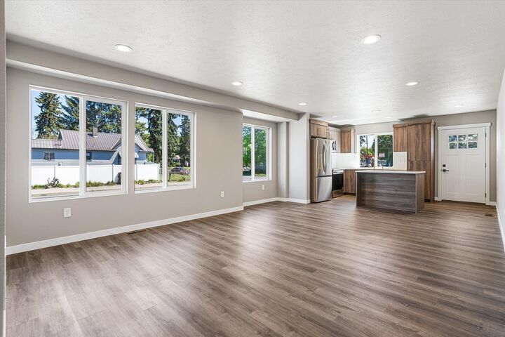 Property Photo:  921 E Everett Ave 923 E Everett Ave  WA 99207-3326 