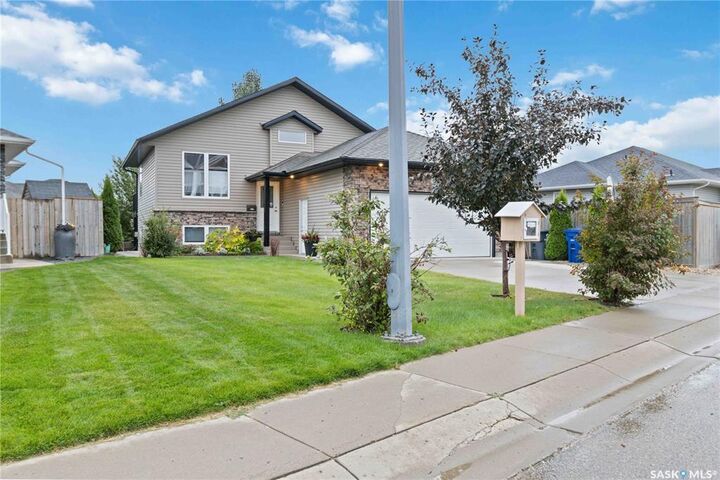 Property Photo: 606 Dickson Crescent SK S7T 0H7